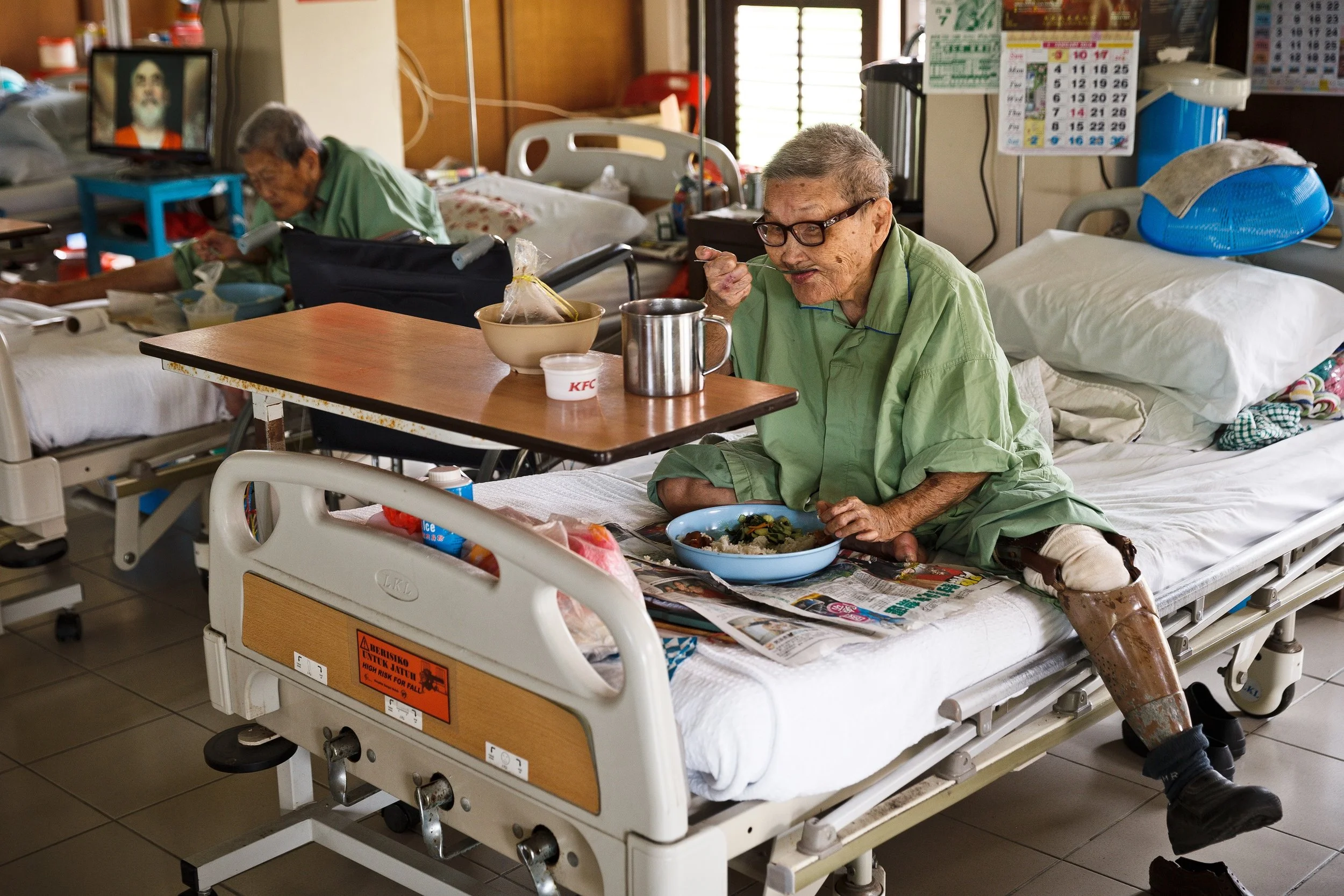 Recovered patients at the ward are provided with 3 meals a day and given free life treatment. (photo by Mango Loke )