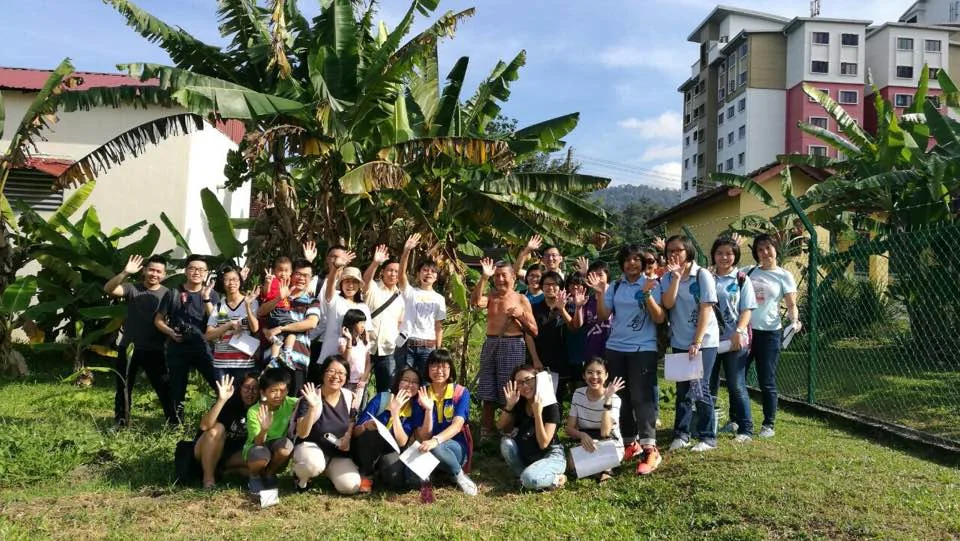 The participants of the heritage tour can leisurely enjoy the settlement’s natural landscape and appreciate the stories of the residents. (photo by Stanley Woo)