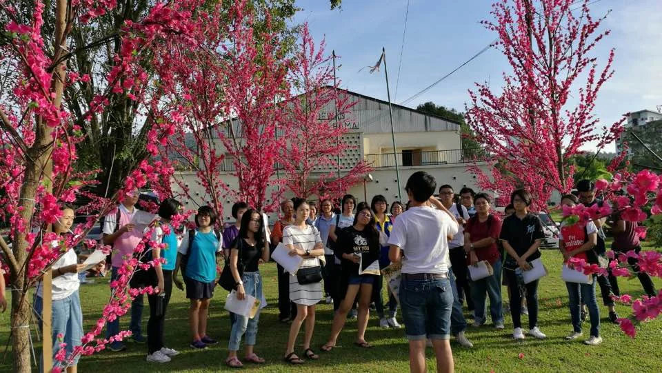 The guided heritage tour, with the objective to deepen the visitors’ personal realization and understanding of the overall historical context. (photo by Stanley Woo)