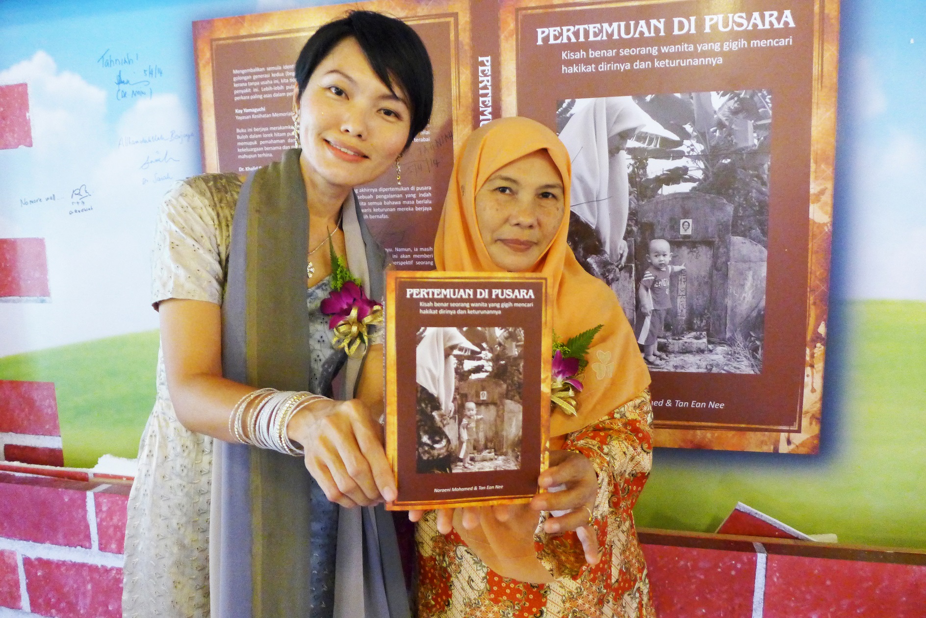   由诺莱尼和陈彦妮合著的马来文版《相遇在坟场》于  2014  年出版。（陈彦妮 摄）  