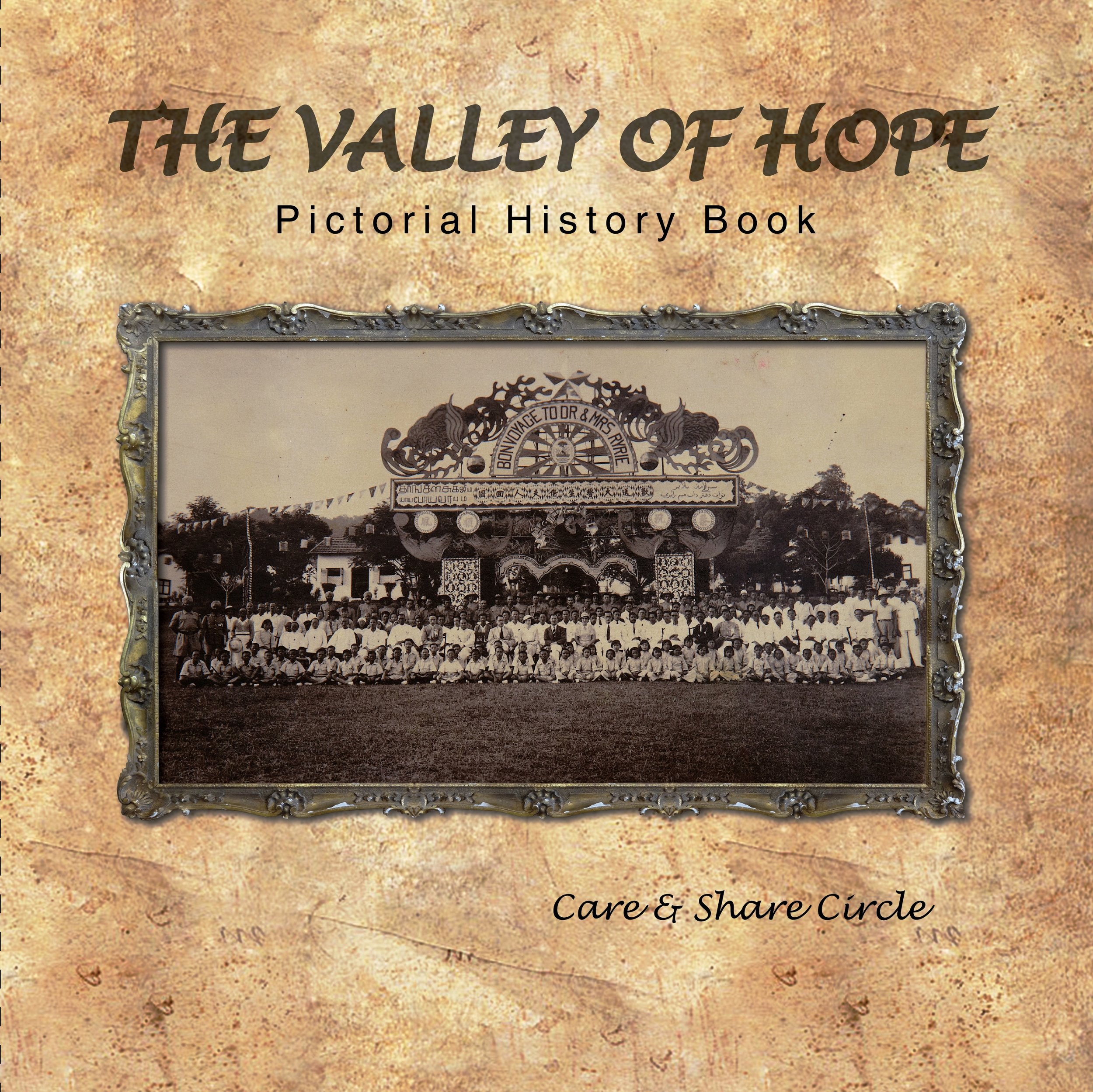   英文版的  《希望之谷历史图录》是由     Care &amp; Share Circle  于  2015  年出版。（陈彦妮 摄）  