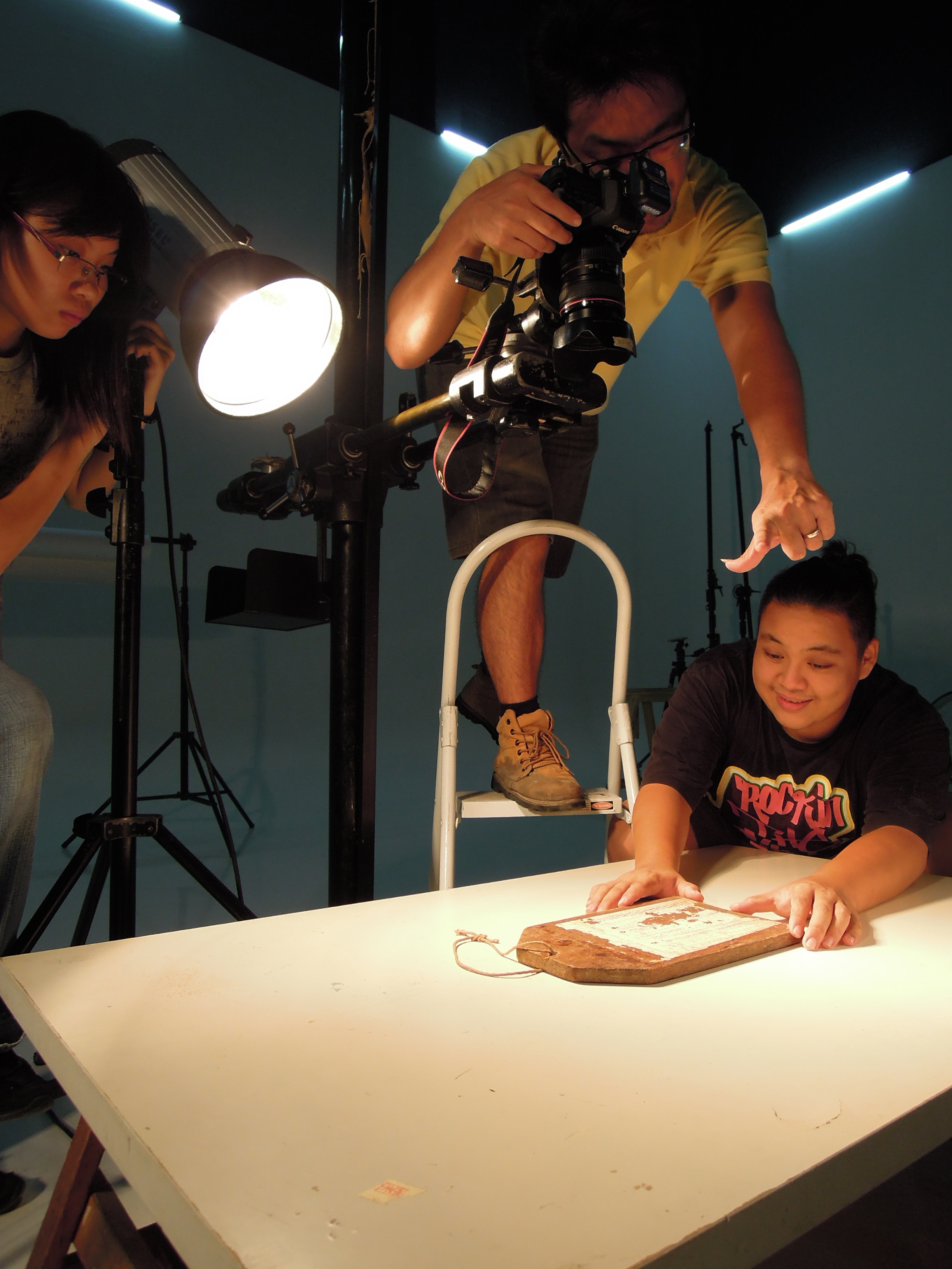  Re-shooting of the artefacts for the Story Gallery. (photo by Studio DL) 