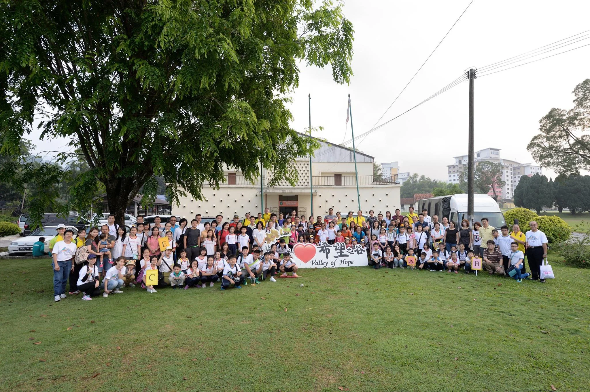 Group photo of the students and their teachers after the heritage tour. (photo by Stanley Woo)