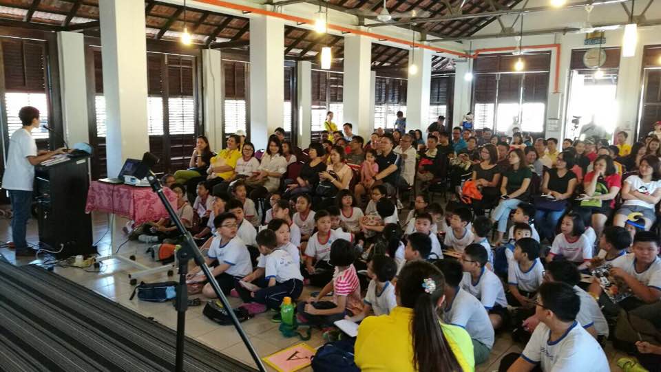  Sharing with the public about the history of the settlement. (photo by Lim Mei Kim) 