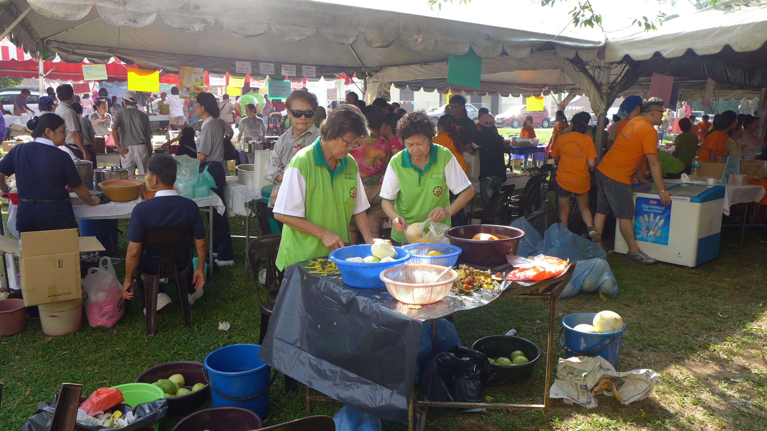  Charity bazaar during the 85th anniversary of the Valley of Hope. (Photo by Lim Mei Kim) 