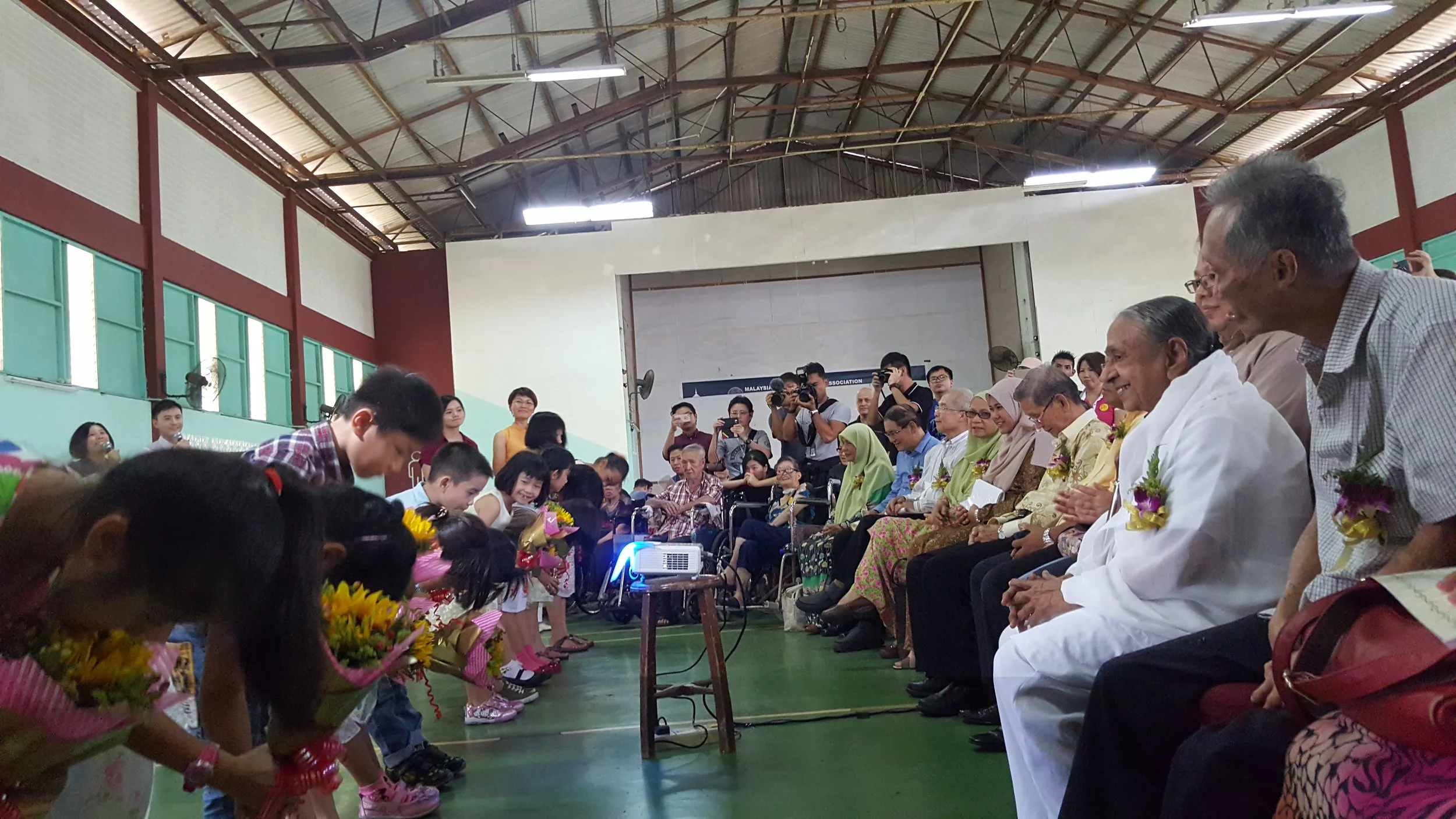 Flower presentation to the “Heroes of the Valley of Hope” during the launching of the fundraising for Story Gallery. (photo by Leo Chang)