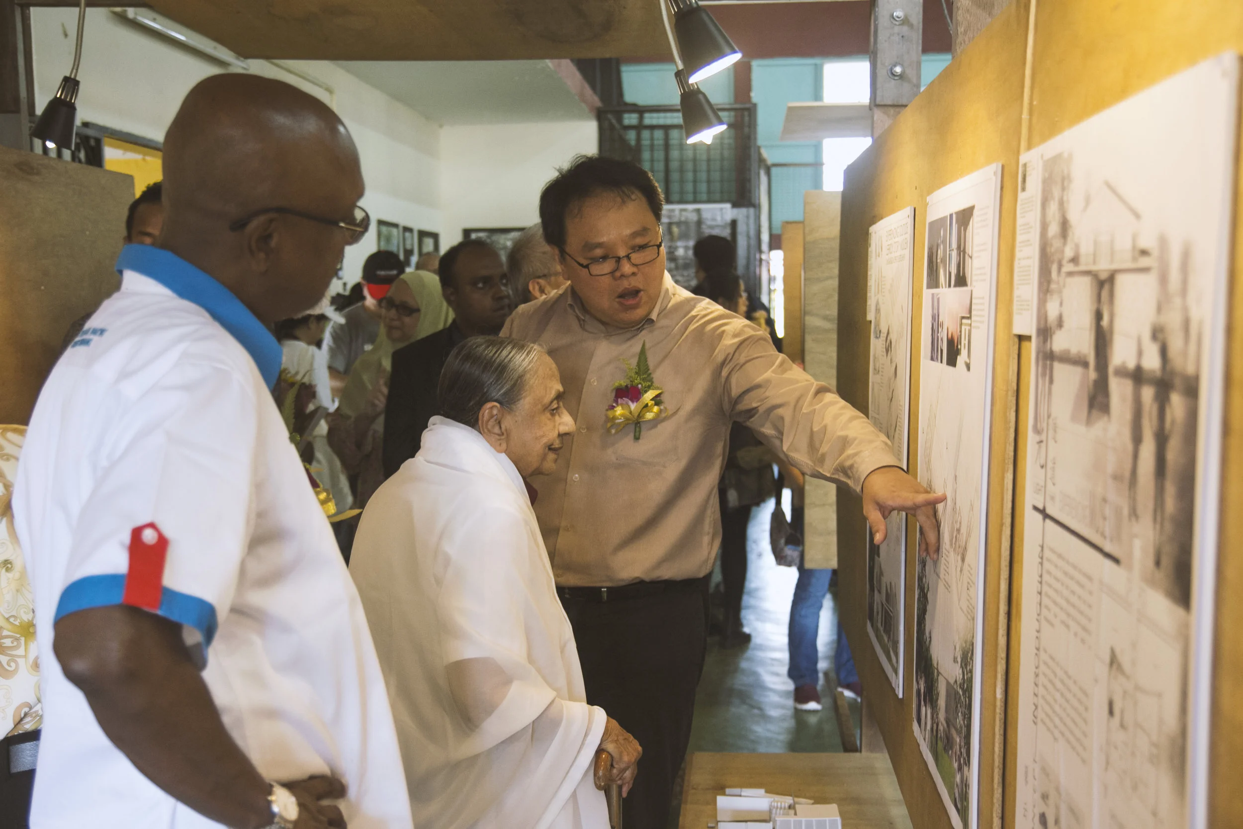 Teoh Chee Keong explaining the design concept of the Story Gallery to the VIPs. (photo by Leo Chang)
