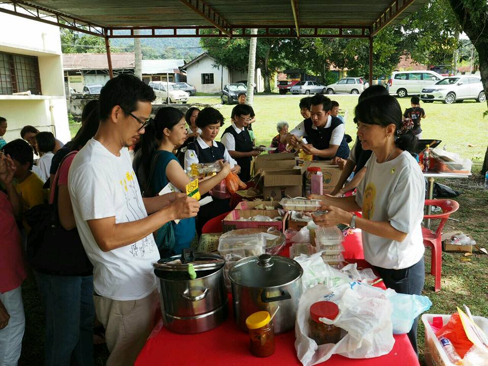   吉隆坡小居士慈善协会举办义卖会，以筹募故事馆经费。（照片由吉隆坡小居士慈善协会提供）  