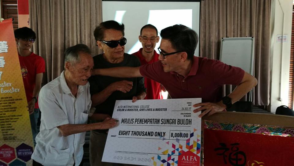  Alfa International College presenting mock cheque to the Sungai Buloh Settlement Council. (photo by Lim Mei Kim) 