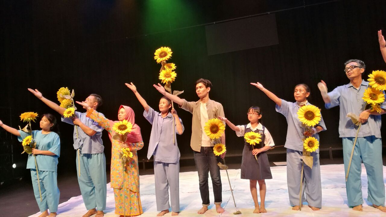  Drama entitled “The Valley of Hope” performed by Dramatic Art Society to help raise fund for the Story Galley. (photo by Lim Mei Kim) 