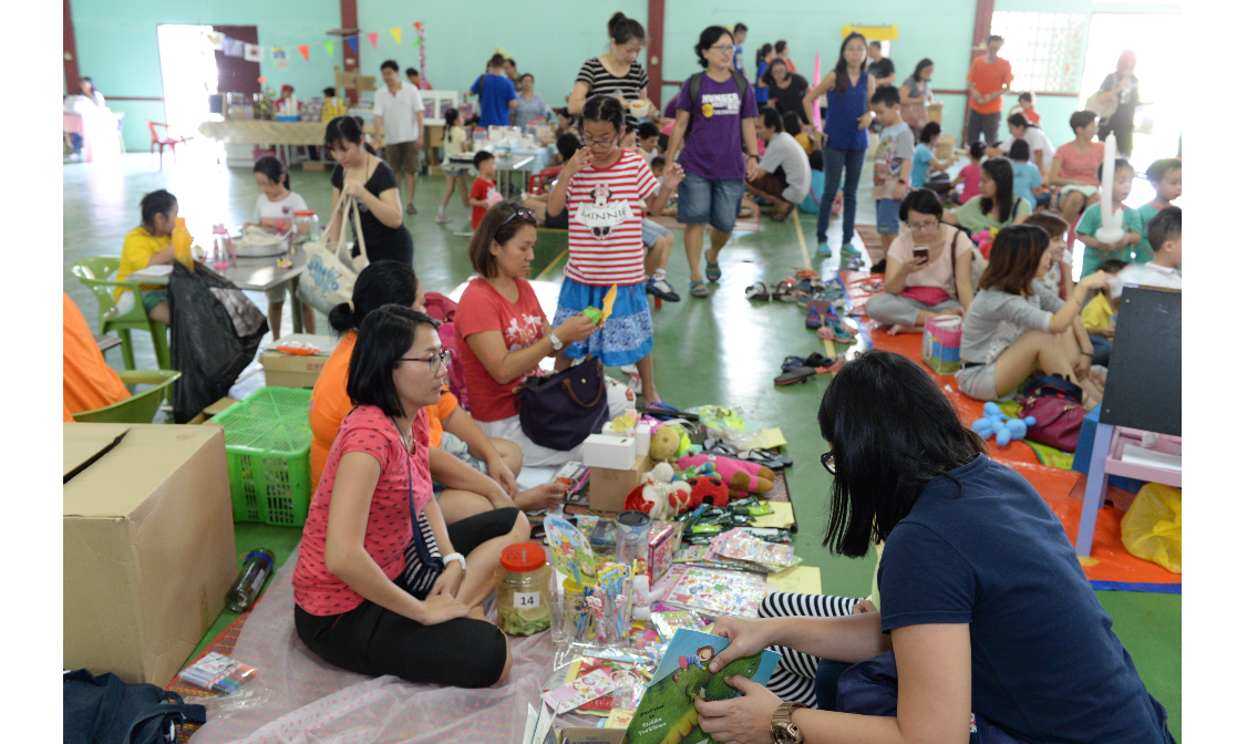  Children and their parents helping to generate funds for the Story Gallery. (Photo by Stanley Woo) 