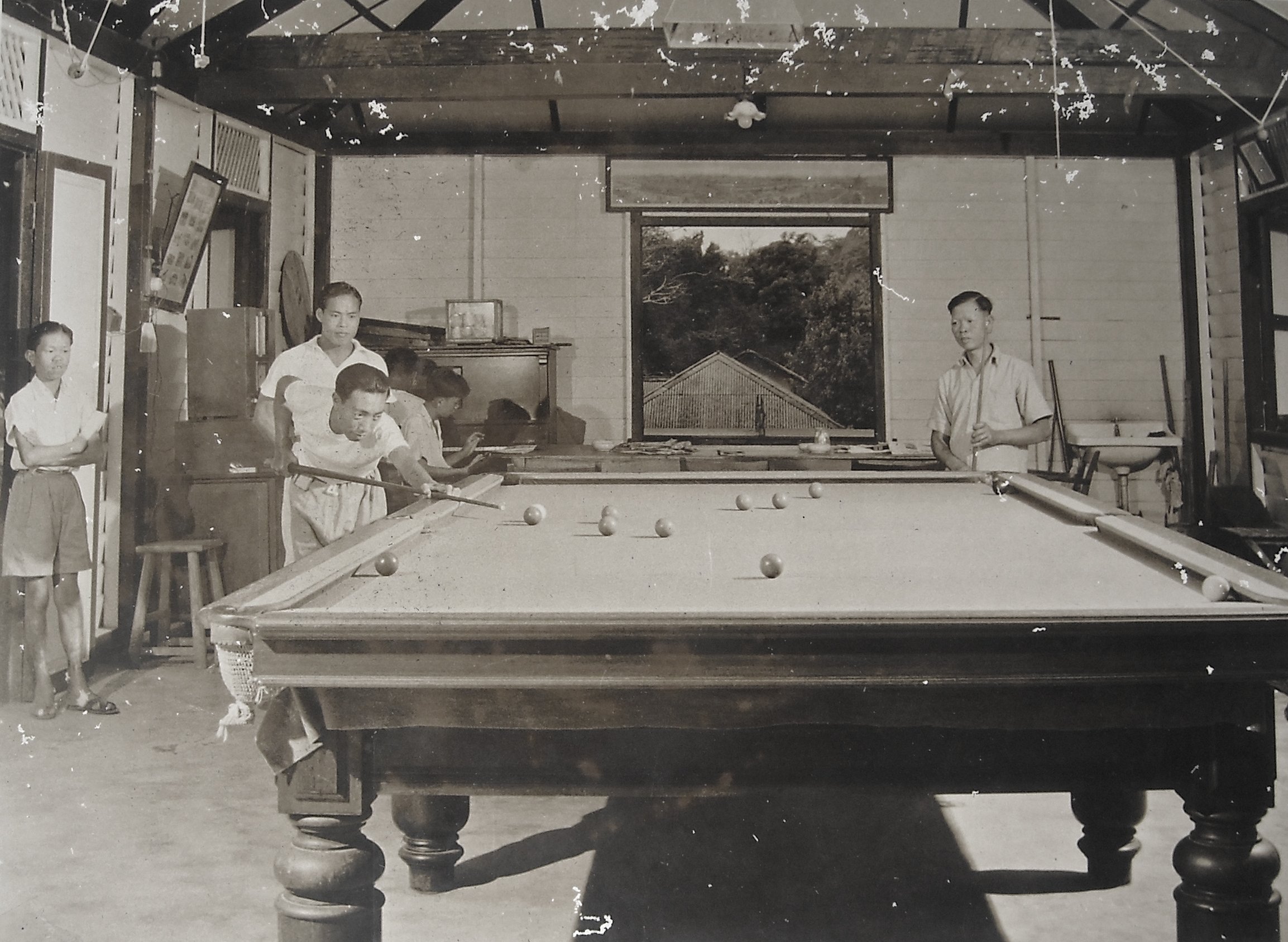 The club room had a full-sized billiard table, dart boards, a radio and a piano. Inmates could read magazines, play cards and gamble there, 1930s. 