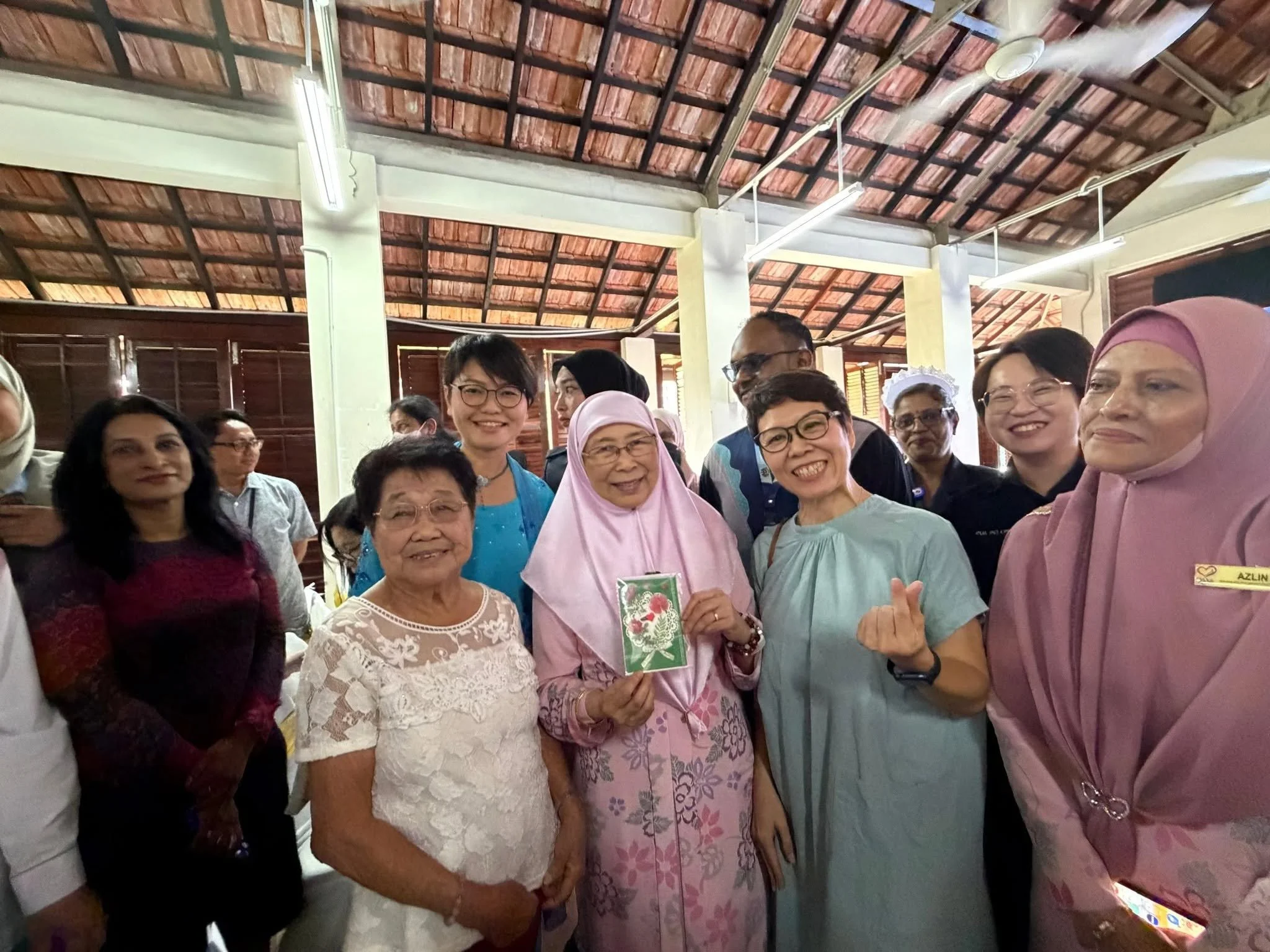 Laura with Dato’ Seri Dr Wan Azizah, wife of Malaysia’s Prime Minister.