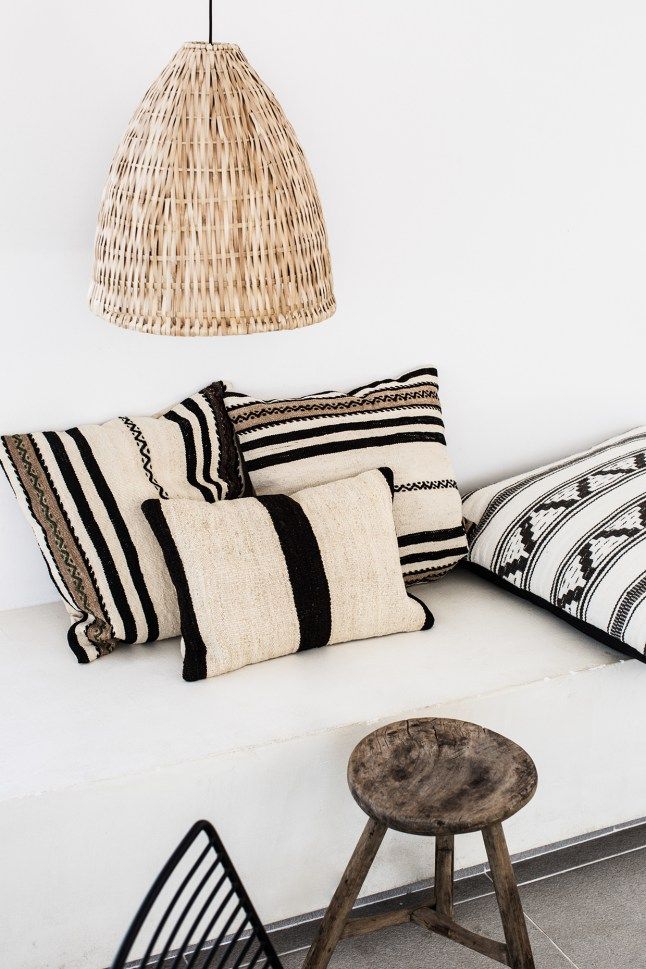 4f47c593c478768addedacefbb639dab--black-and-white-cushions-black-white-decor.jpg