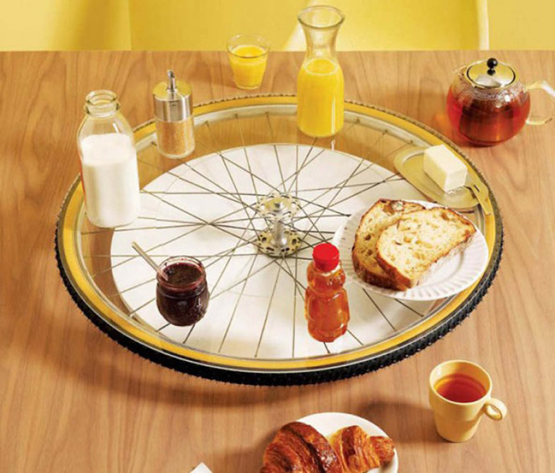 Лишняя тарелка на столе. Старая сковорода идеи применения. Декор из старых сковородок в саду. Идеи старые сковородки на даче. Стол из велосипедных колес.