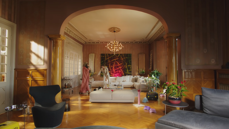 cam-tavanlar-dizisi-ev-dekorasyonu-modern-salon