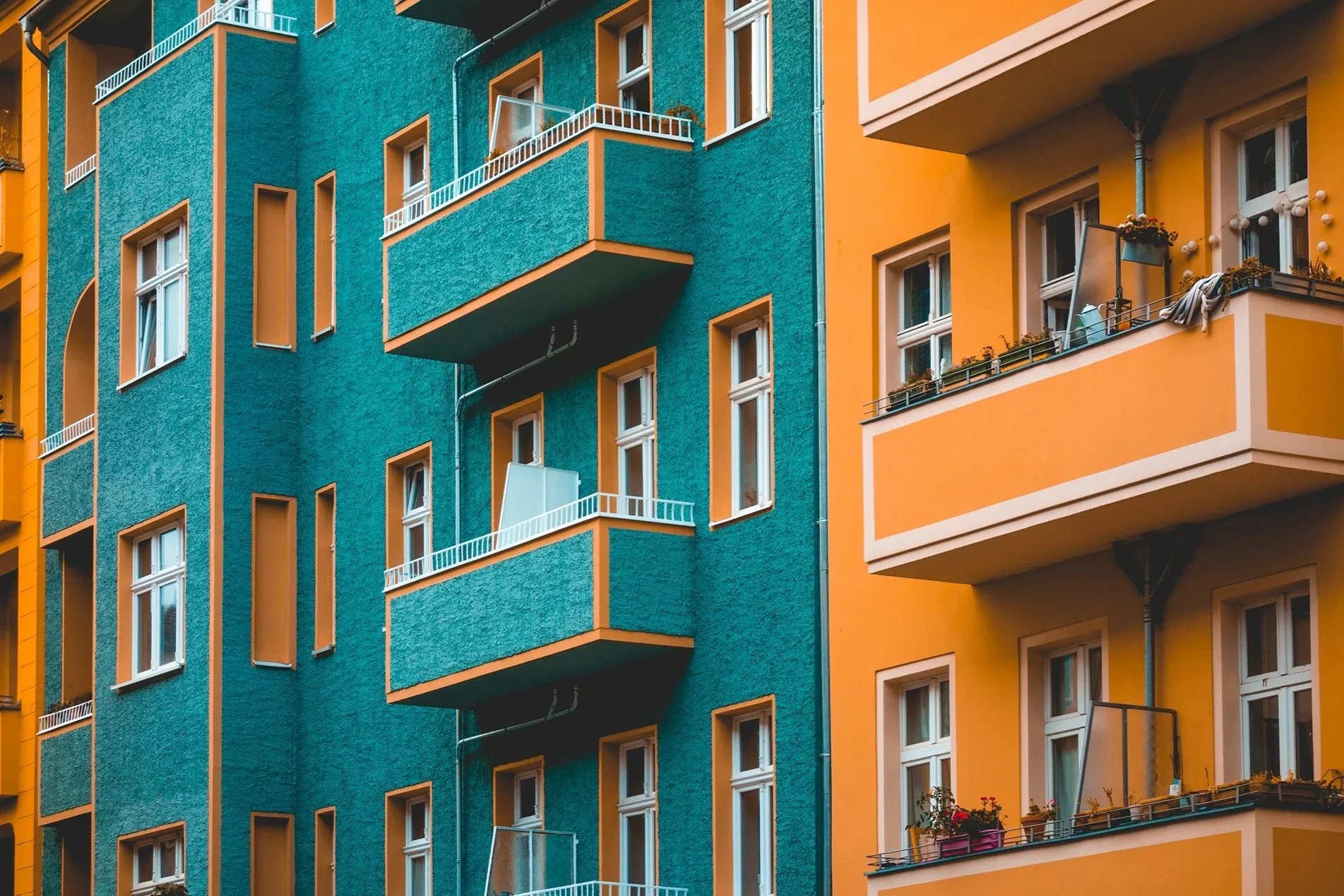 Dış Cephe Boyama Ne Zaman Yapılır? İzinler ve Apartman-Site Farkları 