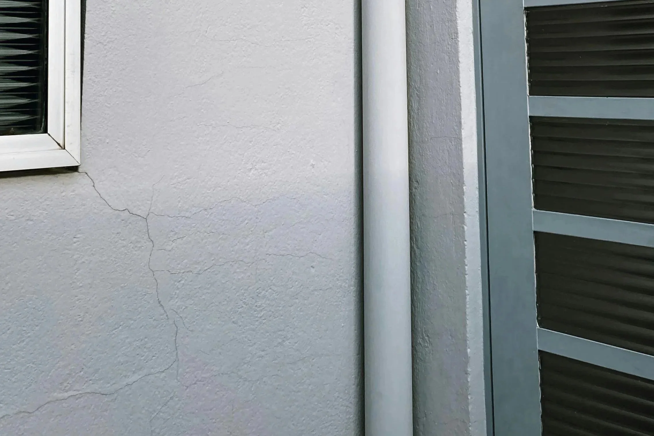 catlak-duvar-yuzeysel-ve-derin-catlaklar-arasindaki-farklar