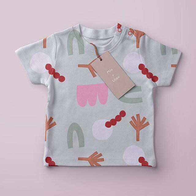 I had fun creating some patterns and testing them on mock up products. Who knows maybe one day when I&rsquo;ll have tons of free time (hahahaha) I&lsquo;ll sew my own designed baby clothes ✏️ #mockupdesign #kidsclothes #babyklamottenn&auml;hen #zeitk