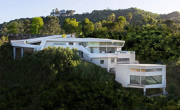 To live at the present moment in a house of the present time – the magic of modern, contemporary homes!