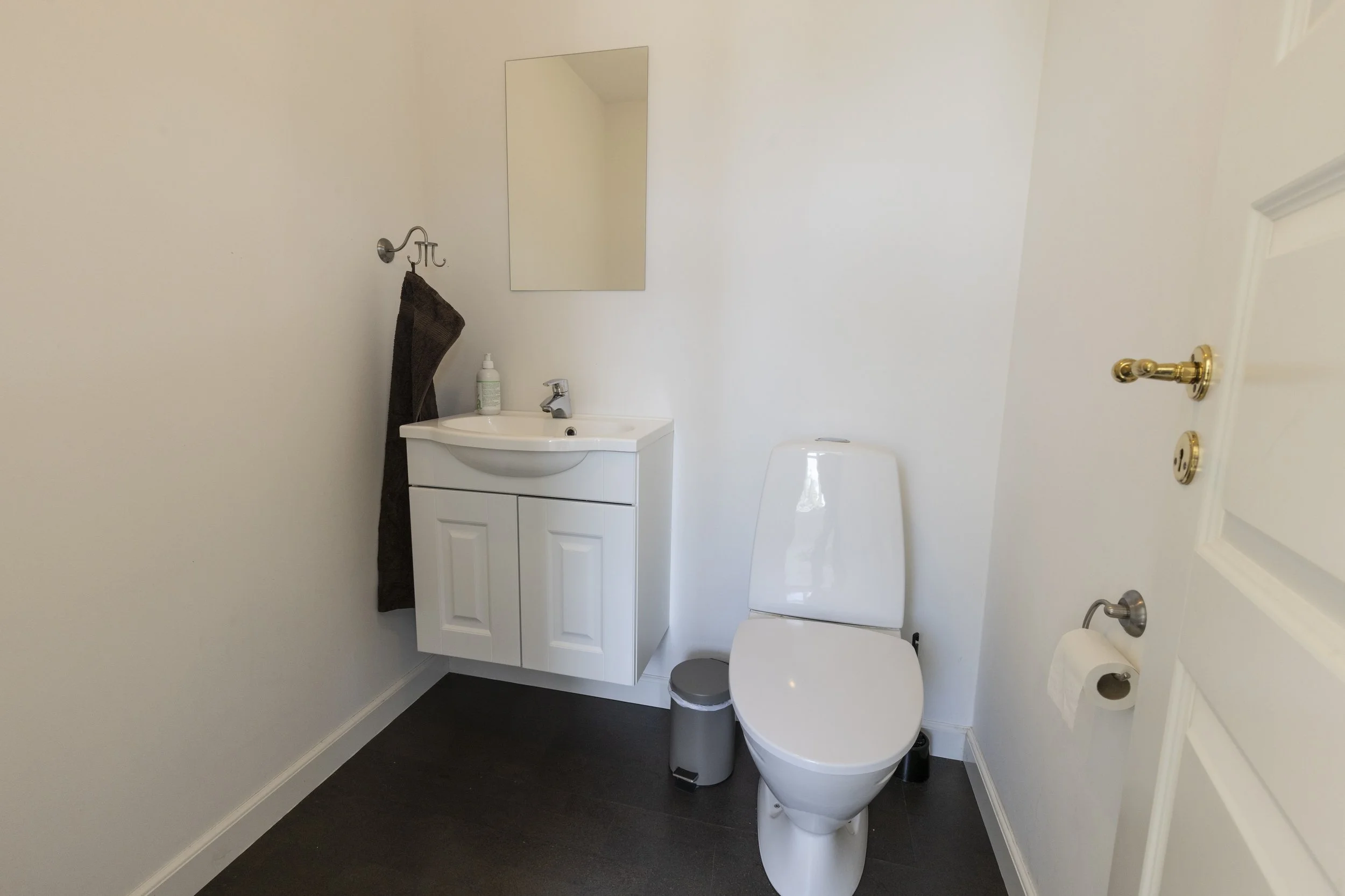 12e Toilet 1.jpg