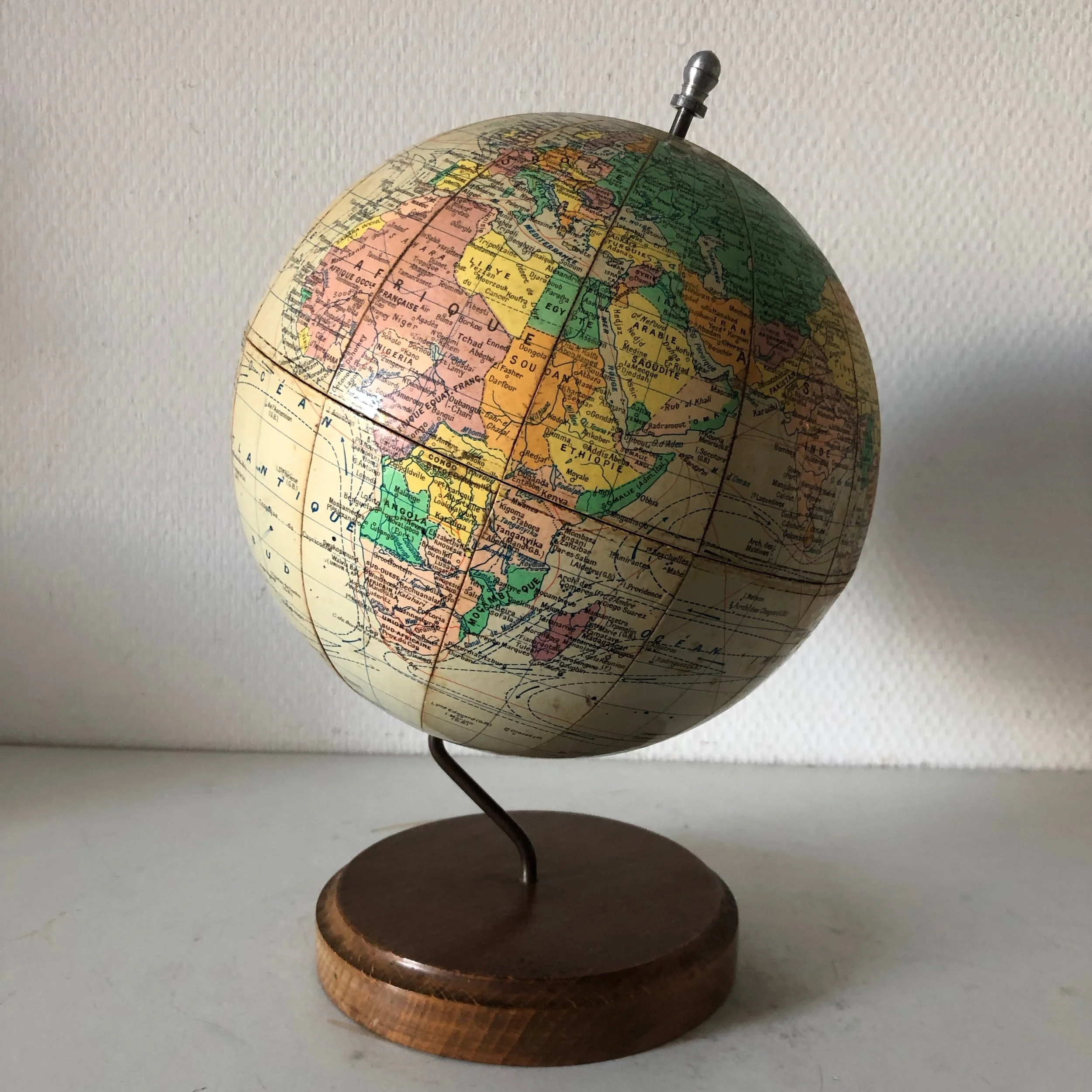 Ancien Globe Terrestre Rotatif En Bois Et Plastique – Vintage, Déco Table