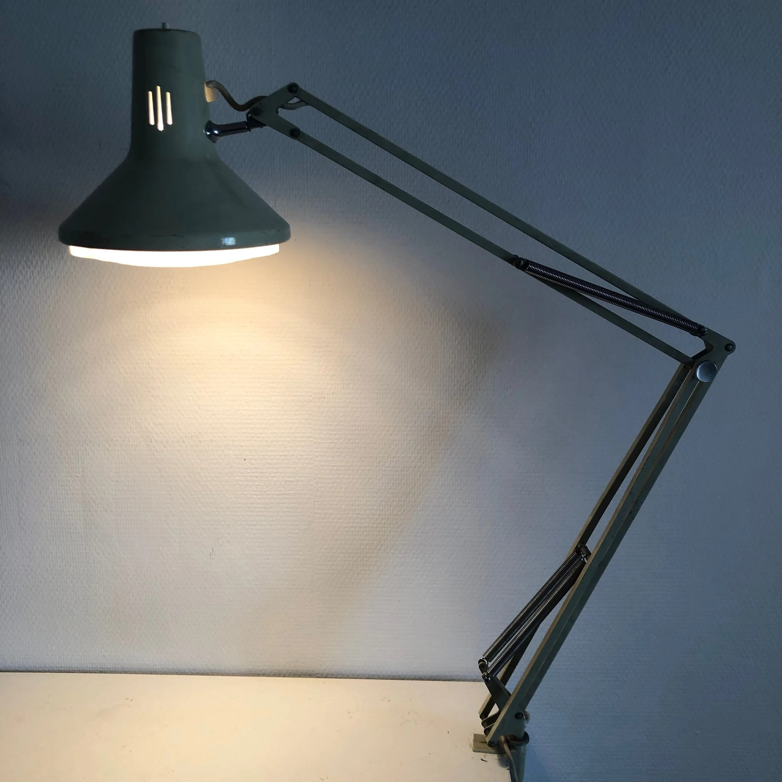 Lampe vintage lampe articulée lampe d’architecte vintage lampe Luxo lampe rétro Luxo L1 Jac Jacobsen lampe 1950 lampe 1960 lampe ancienne lampe Jacobsen lampe design lamep Pixar.jpeg