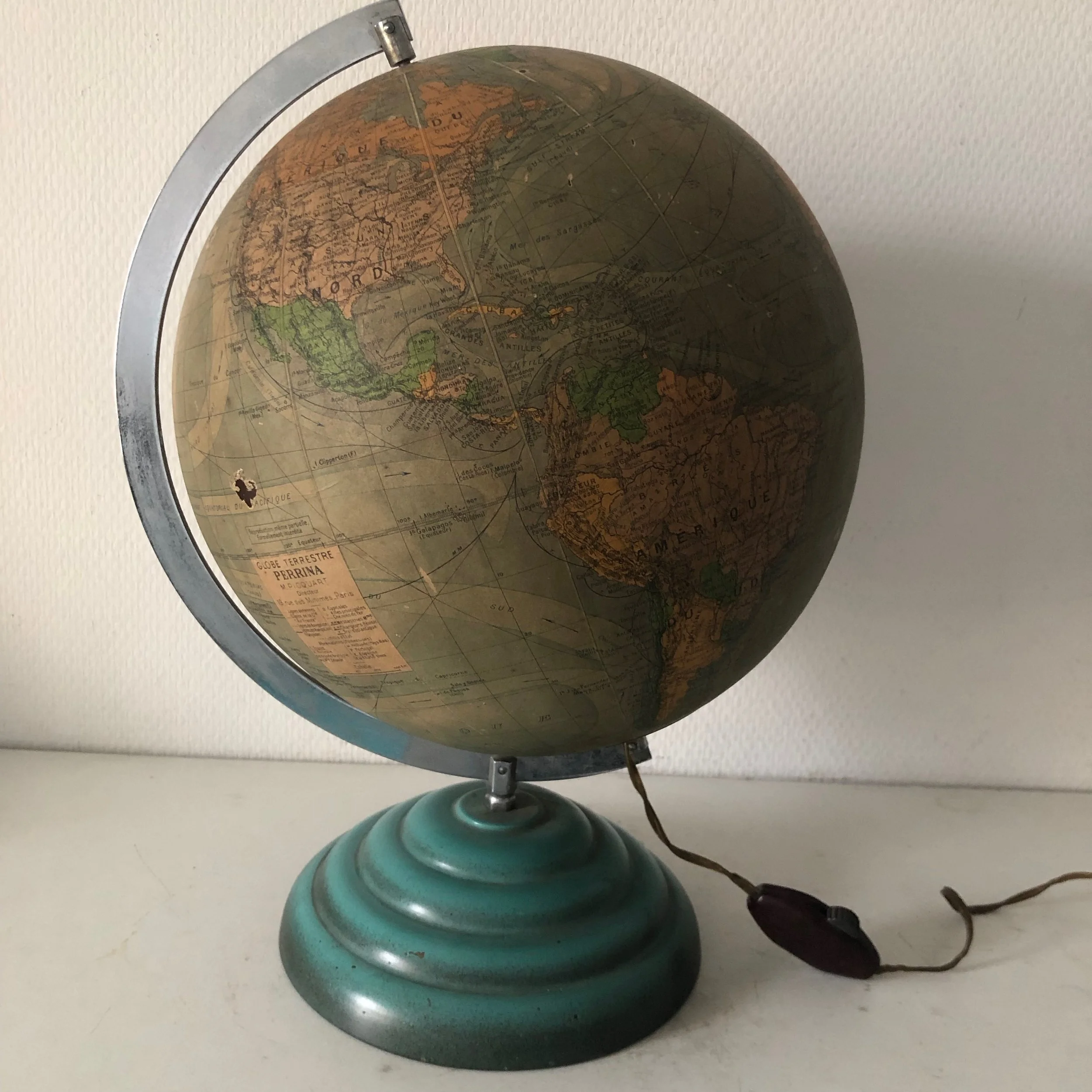 Globe terrestre verre perrina mappemonde Art Deco mappemonde tripode lumineuse mappemonde vintage globe terrestre vintage globe terrestre 1950 mappemonde 1960 1.jpeg
