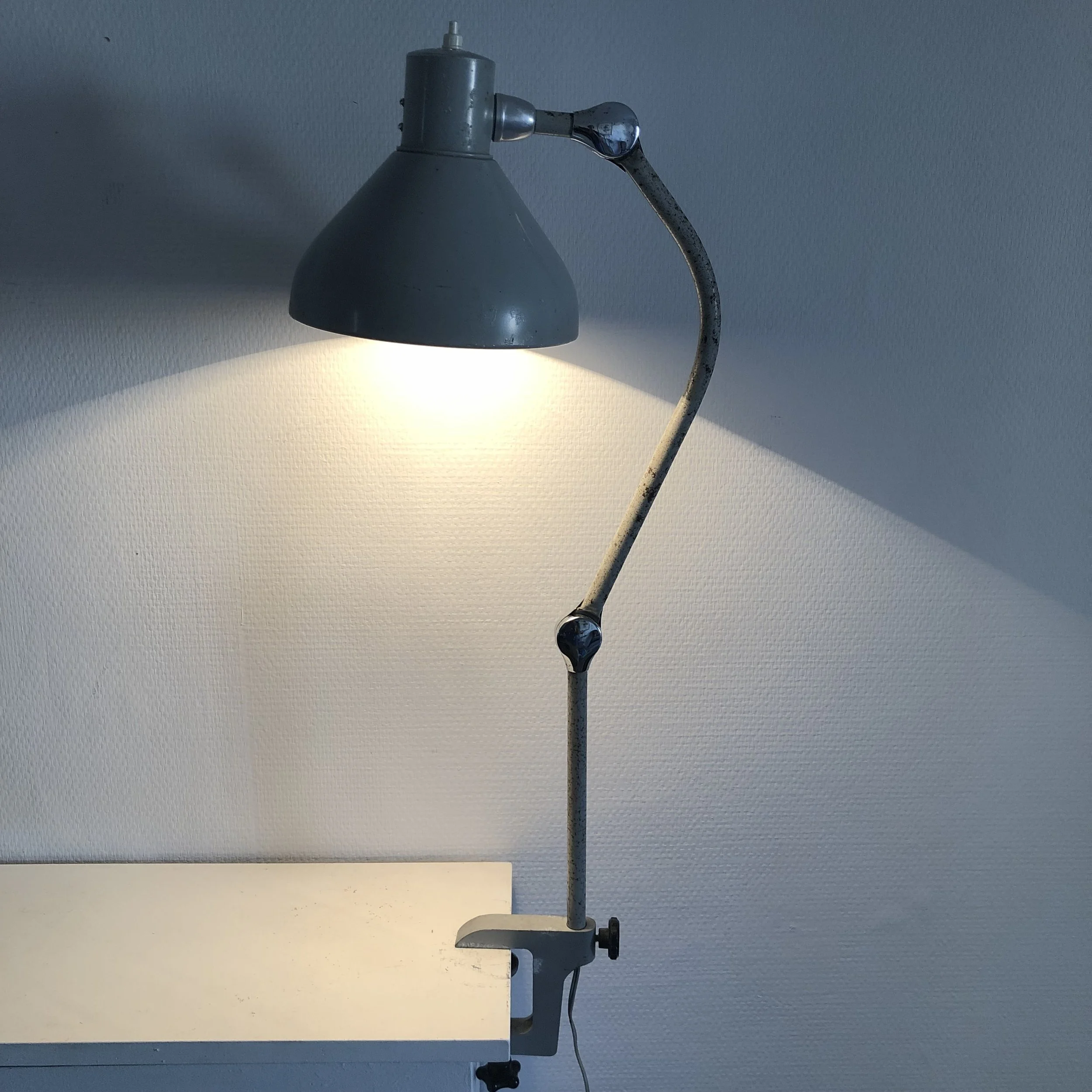 Lampe vintage lampe industrielle déco vintage lampe d’usine lampe rétro JUMO GS2 lampe grise lampe articulée lampe Jieldé lampe jumo lampe 1960 lampe 1950 lampe ancienne lampe française 3.jpeg
