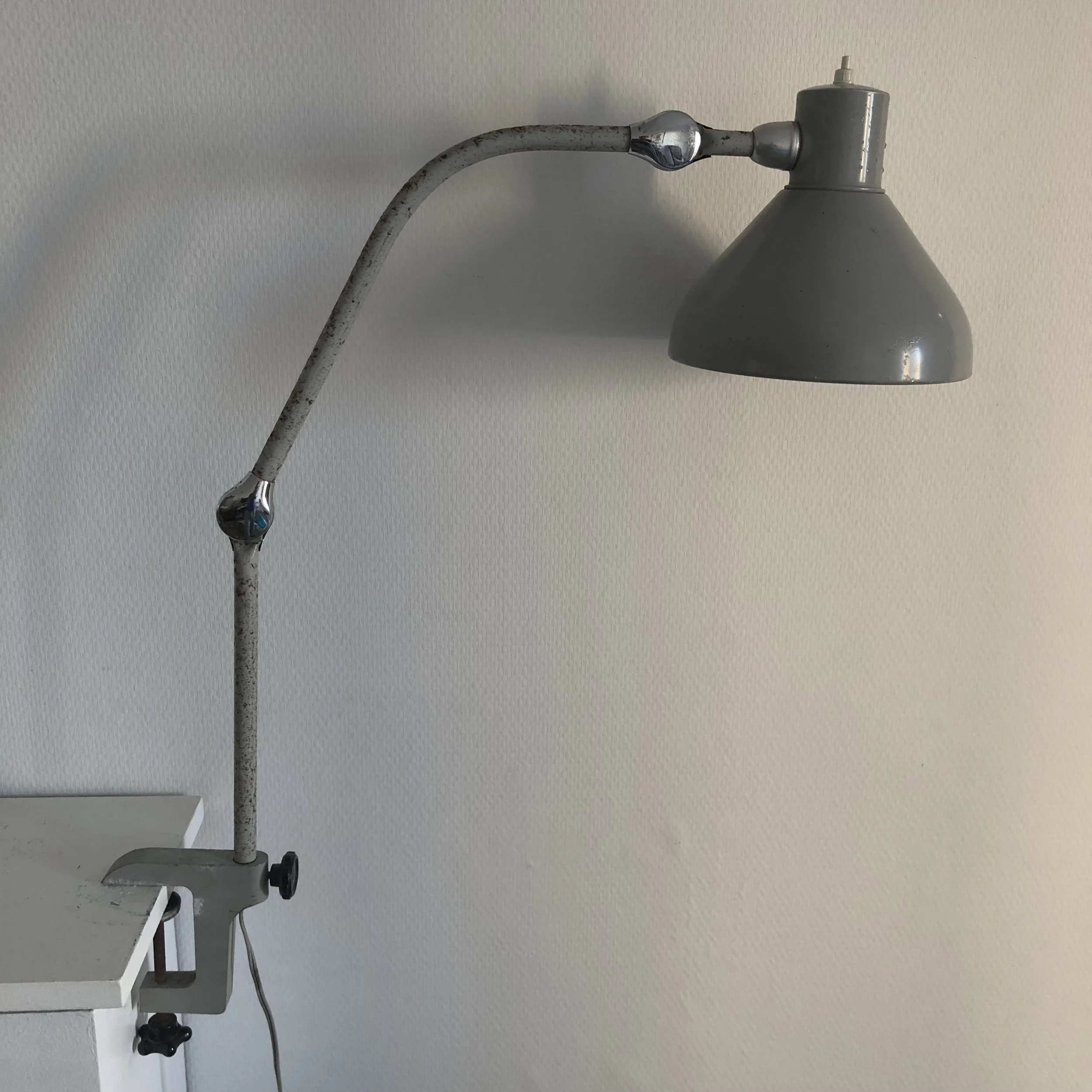 Lampe vintage lampe industrielle déco vintage lampe d’usine lampe rétro JUMO GS2 lampe grise lampe articulée lampe Jieldé lampe jumo lampe 1960 lampe 1950 lampe ancienne lampe française .jpeg