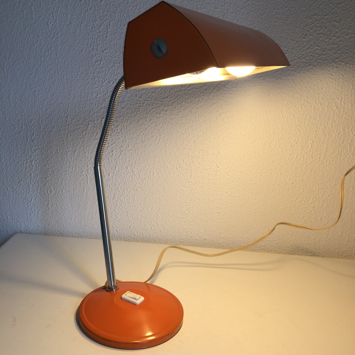 Lampe de bureau vintage Aluminor en métal laqué orange