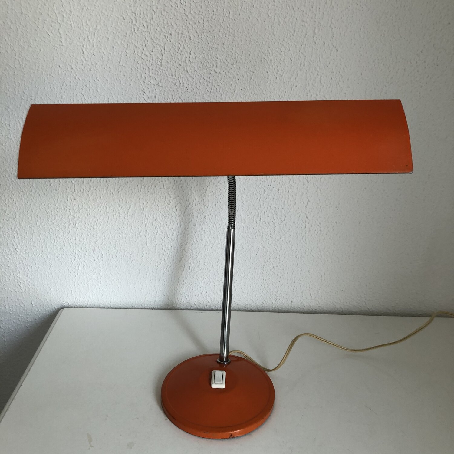 Lampe de bureau vintage Aluminor en métal laqué orange