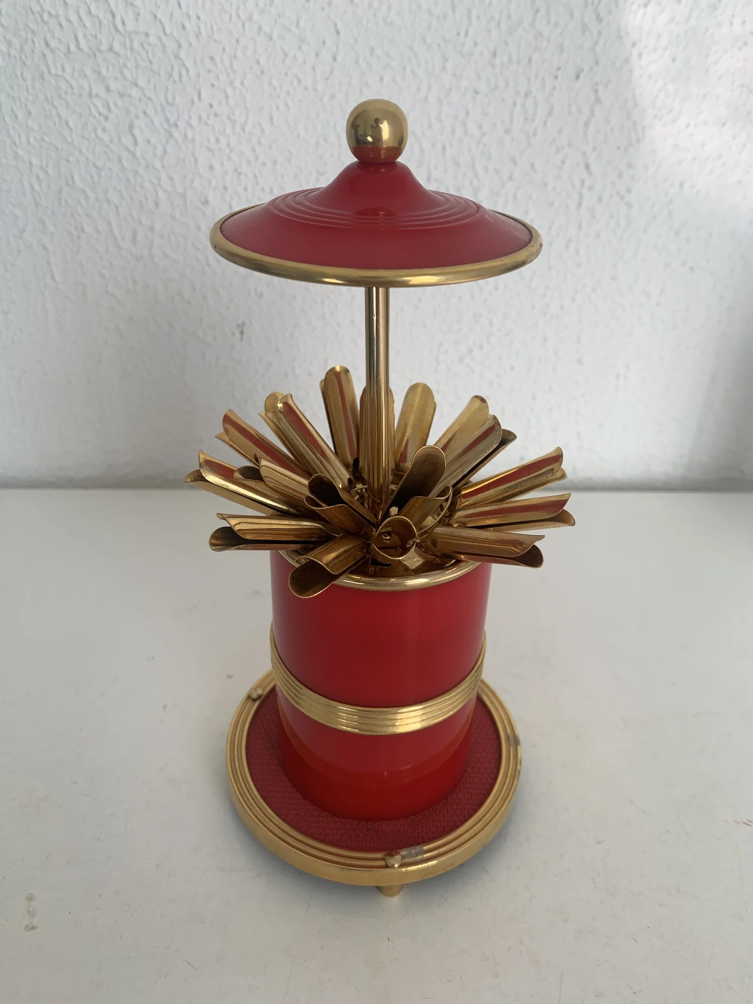 Porte-cigarettes vintage 1960 distributeur rouge et doré boîte
