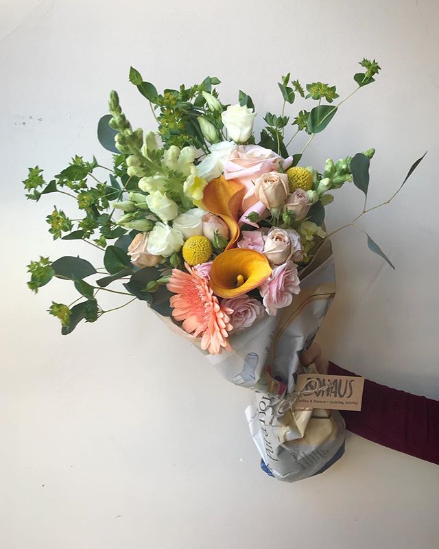 happy, lil #bouquet featuring one of our current favorites...the #mangocallalily ๐๐ฅง๐ have a #happytuesday, everybunny!