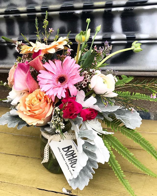 #happyfriday !๐ hereโs a lil #bunch of #blooms just #keepingitreal ๐ stop in and say *hi*...weโre open til 5!