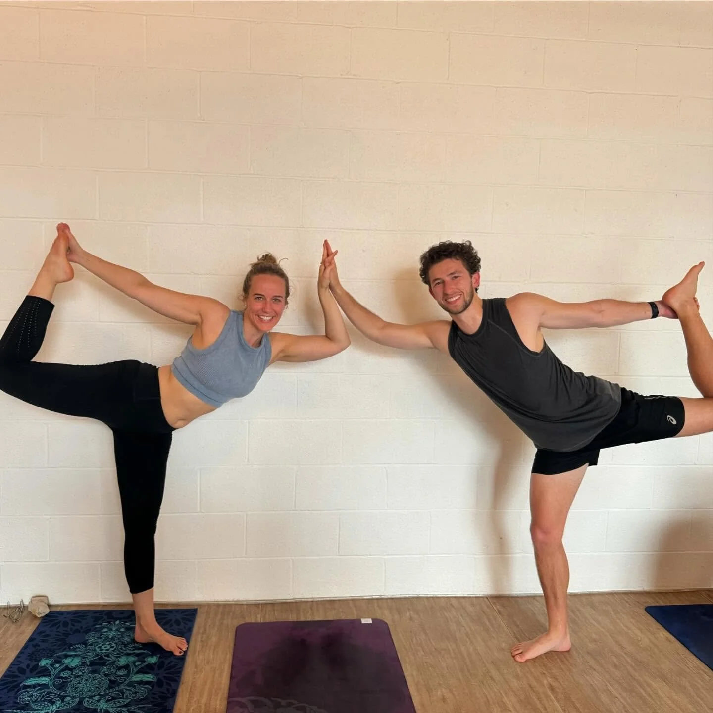 When couples practice together 🙌💚😊 Practicing together is an amazing way to connect, grow, and support each other! Thank you Samantha and Andrew for sharing your practice with us 💚💚