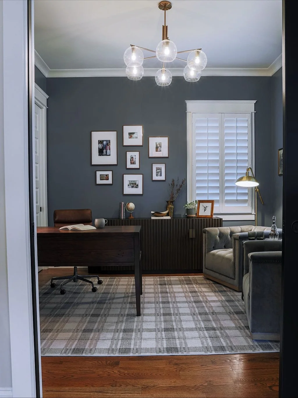 The difference is literally day and night. π
What was once an overlooked space is now a multifunctional study to get things done and wind down in style. We paired vintage finds with modern staples, added rich textures, and coated the walls in a dus