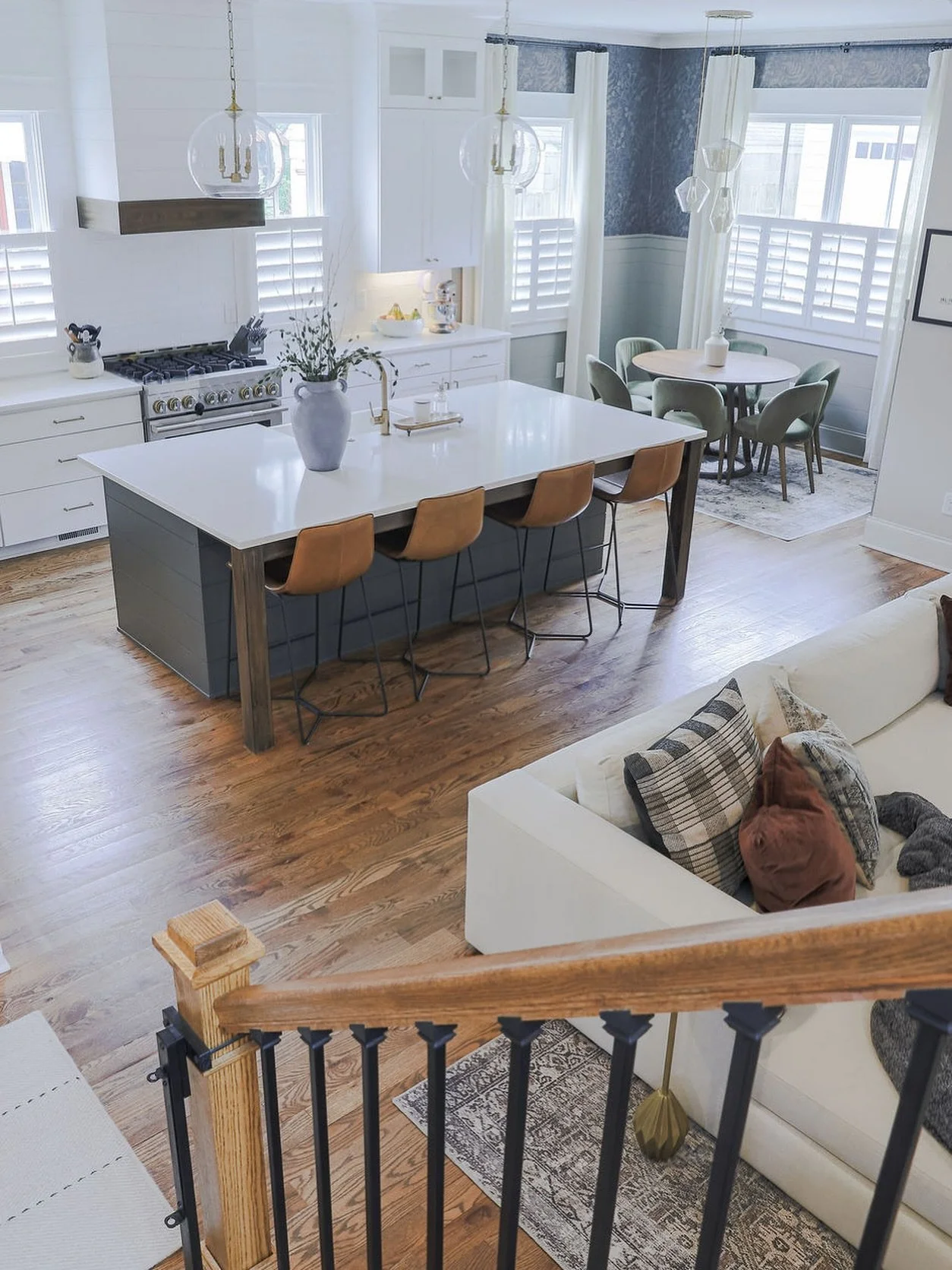 An open-concept space perfect for hosting! The breakfast nook sets the tone for relaxed mornings, the bar stools are ideal for game-day moments, and the oversized sofa is perfect for lounging around.

By incorporating deeper tones, the room feels cal