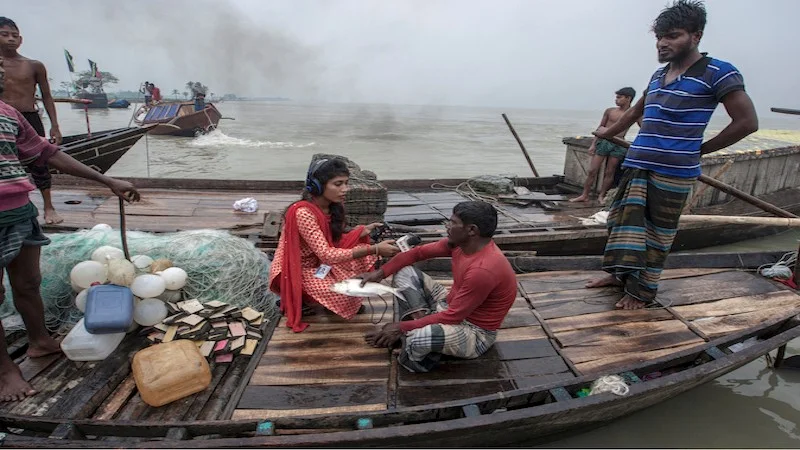 Fishermen talk to a young radio club member about natural disasters. The India-based COAST radio programme empowers young women to tell local climate stories through girls’ radio clubs. (Photo: © COAST)