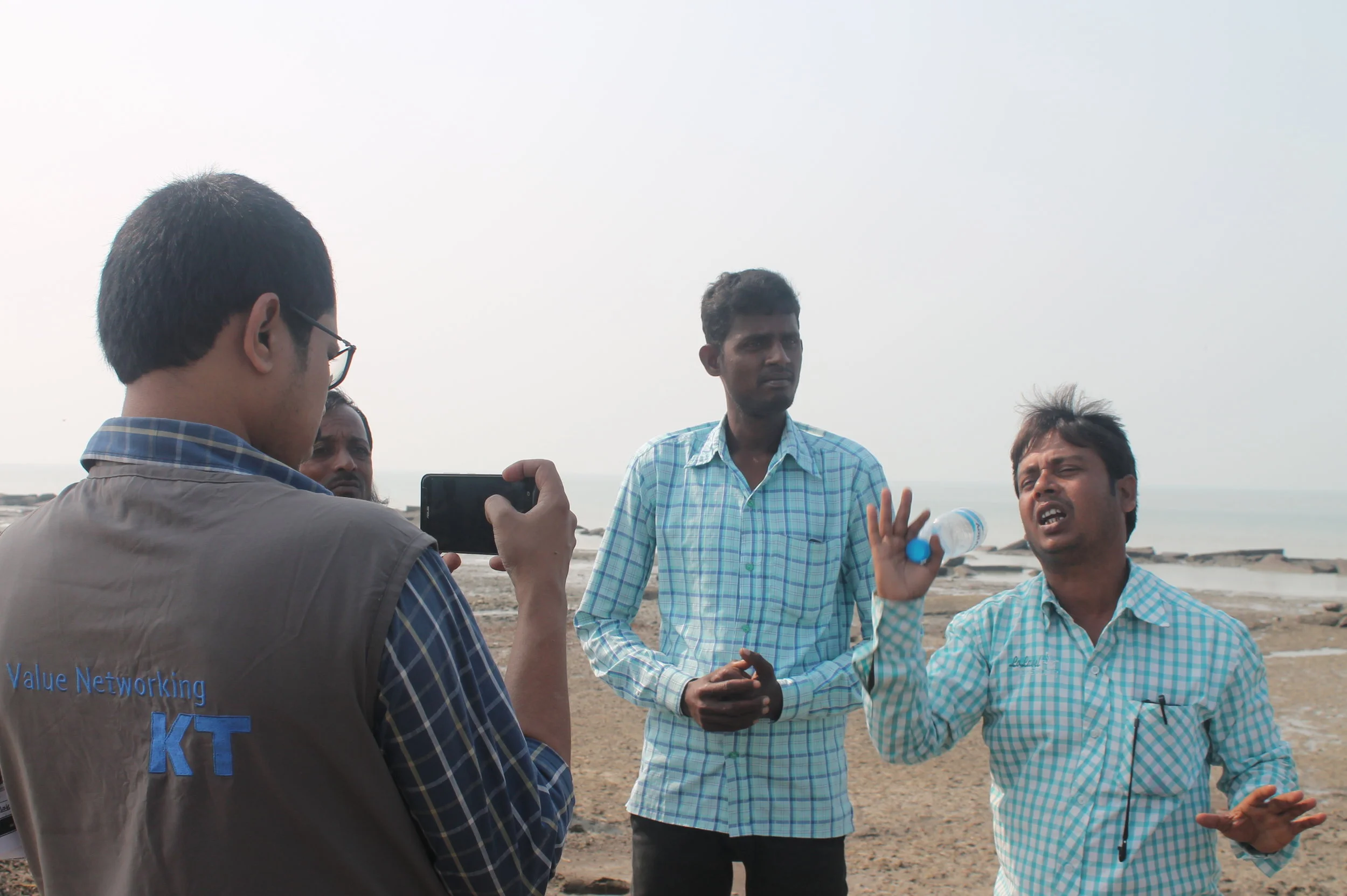 Reporting by local journalists is crucial for creating greater awareness of climate change impacts. (Photo: © Internews)
