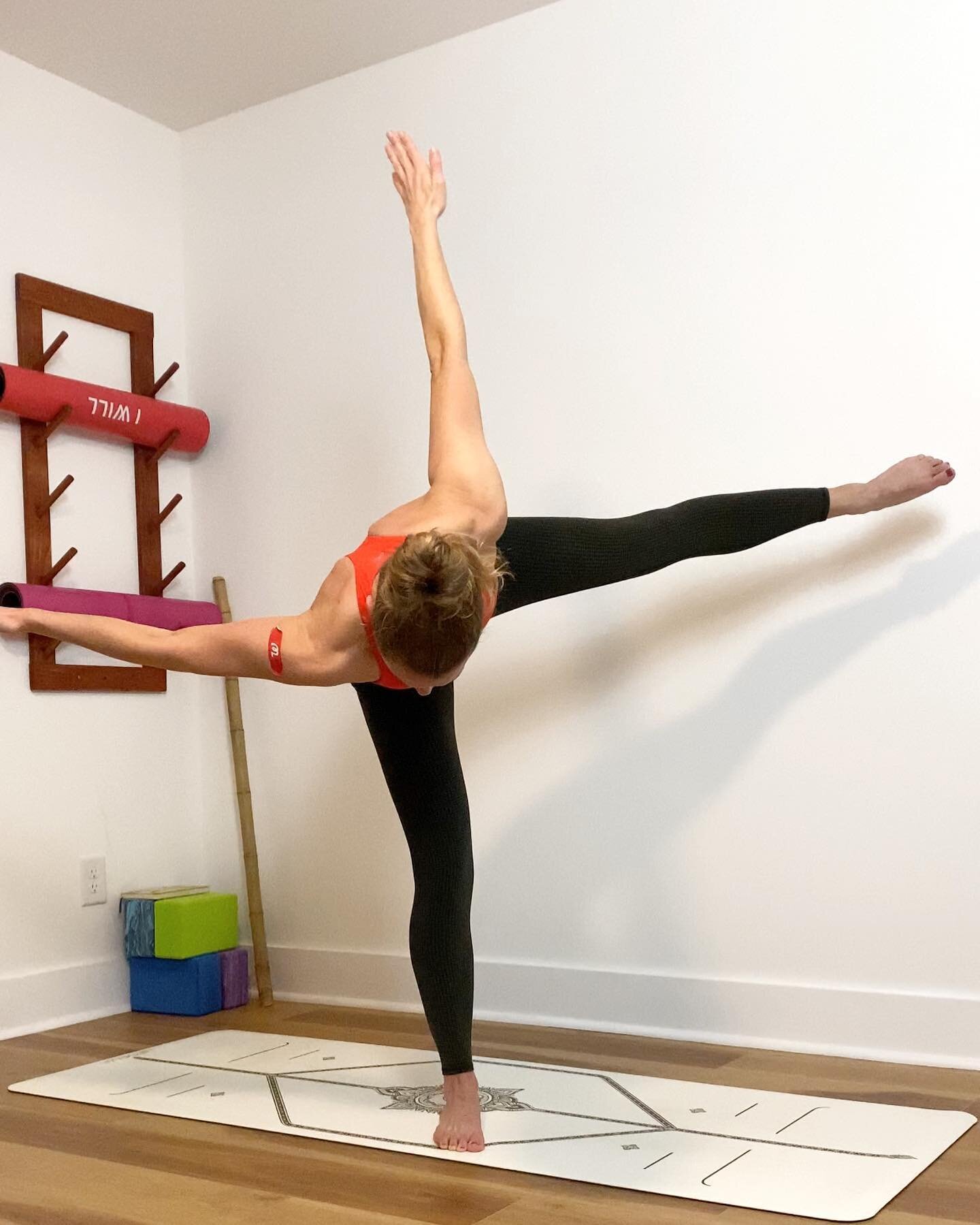 This shape is hard! Swipe to see my fall out face 😂 

Day 7 of #AloGlobalYogis is a hybrid/creative pose! 

💖Hosts:
@allybnoel
@divyaniyoga
@thehappyyogii
@yogastitva 

💖Sponsors: @aloyoga + @alomoves