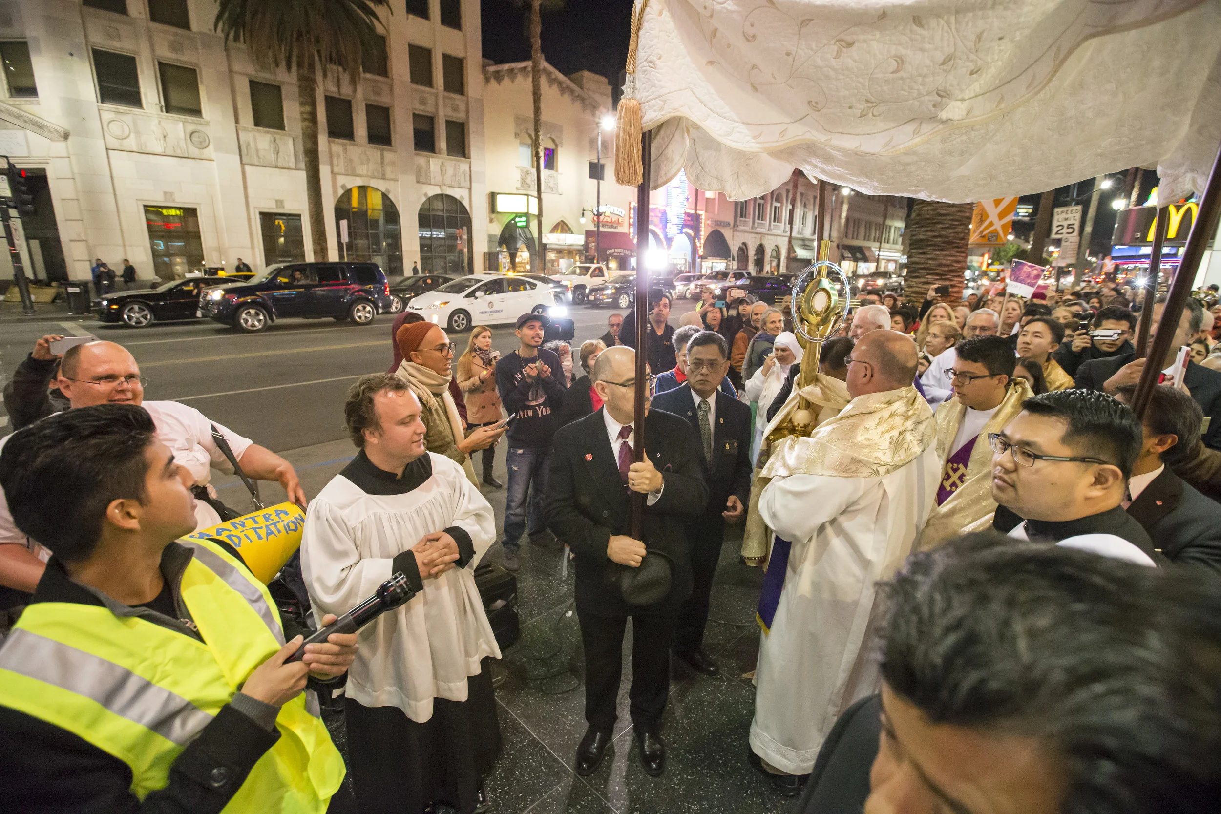 2016.12.03_hollywood_procession23.jpg
