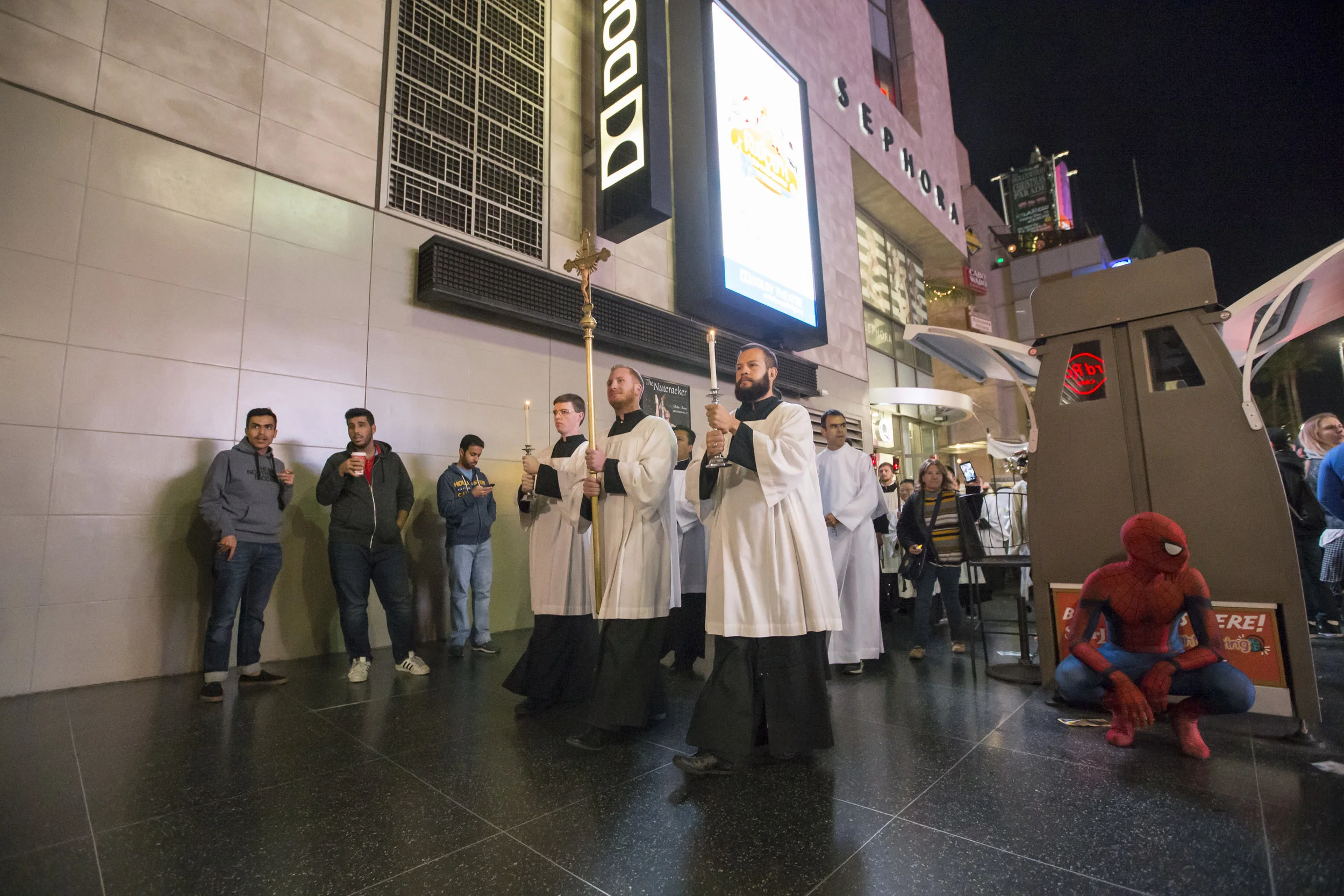 2016.12.03_hollywood_procession29.jpg