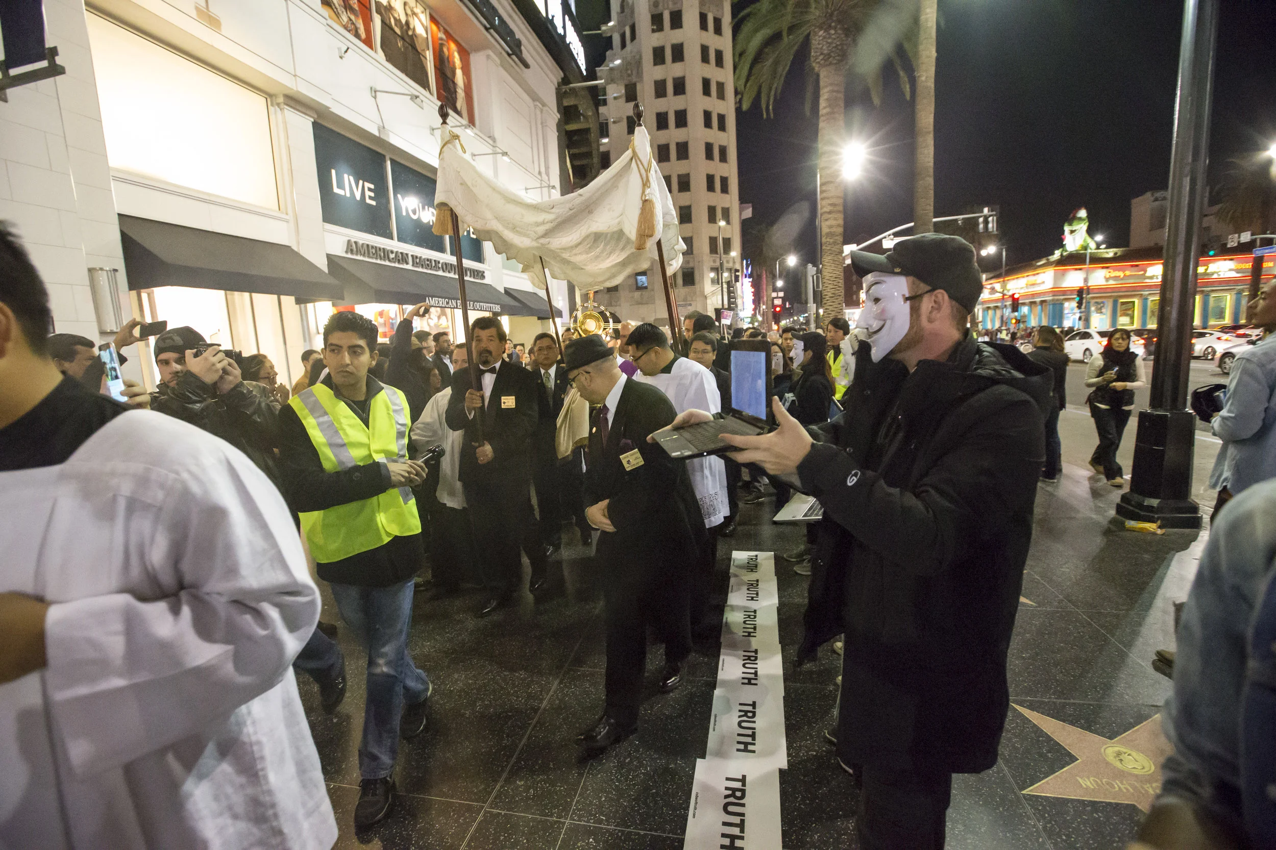 2016.12.03_hollywood_procession25.jpg