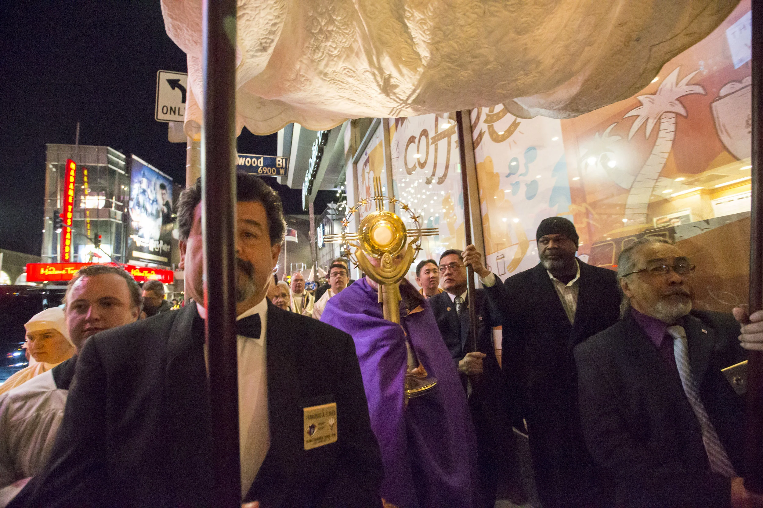2016.12.03_hollywood_procession38.jpg