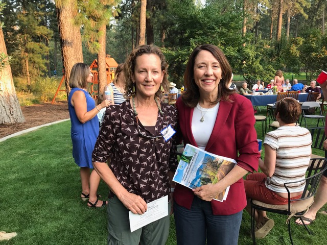 Senator Cantwell receives the Emerald Corridor Green Chemistry & Engineering Roadmap from NGC's Co-Executive Director, Dr. Lauren Heine.
