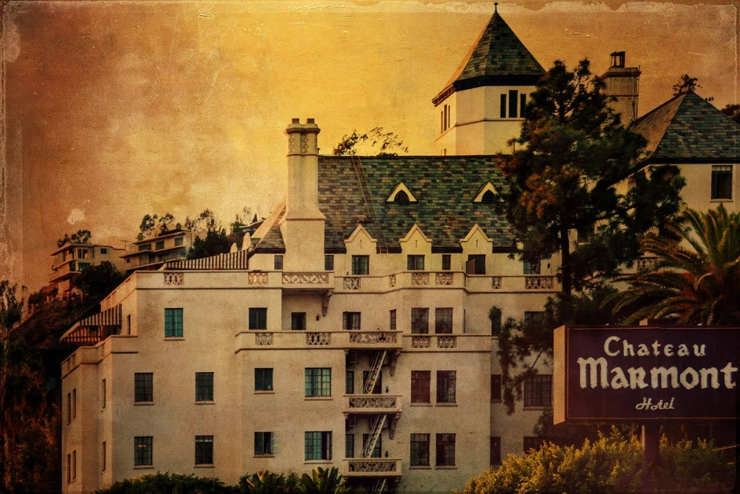 Das Traumschlösschen von Hollywood: Im Chateau Marmont, 1931 als Hotel eröffnet, schlummern und prunken gern die Schönen & Reichen aus aller Welt. Das einem Loire-Palais nachempfundene ehemalige Apartment-Gebäude beherbergt nicht nur Stars, es hat selbst schon in Filmen mitgespielt