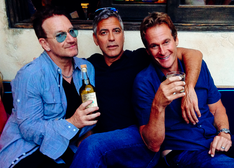 Yep, das Foto ist ein bisschen unscharf – aber so ganz klar sind die drei Herren auch nicht mehr: Bono, George Clooney und Rande Gerber trinken aufs beste Mannesalter im "Cafe Habana" – wo Malibu noch idyllisch, Kuba noch exotisch und Tequila ein echtes Lebensmittel ist. Prost!