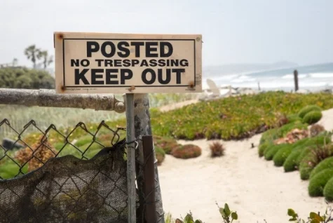 No-go-Area: Einschüchternde, obschon nicht rechtskräftige Schilder sollen den Plebs am Strandspaziergang hindern