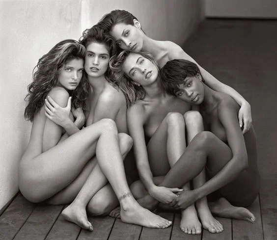Überragte sogar einen Haufen Supermodels: Christy Turlington (ganz hinten) auf dem kuscheligsten Fashion-Shoot der Neunziger Jahre. Mit Stephanie Seymour, Cindy Crawford, Tatjana Patitz und Naomi Campbell